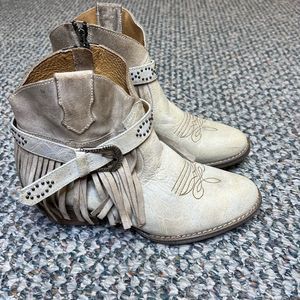 Sterling River Women's Distressed White with Fringe R-Toe Booties SR6018 Size 10